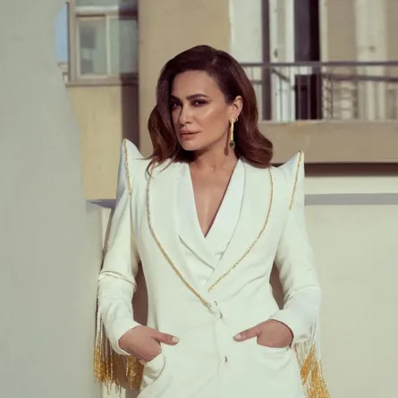 هند صبري بأقراط متدلية من الأذن من الذهب الأصفر المرصع بالعقيق-الصورة من حسابها على انستقرام