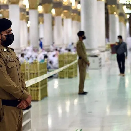 رجل أمن سعودي يتخلى عن مظلته لمعتمر في الحرم المكي