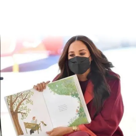 -ميغان ماركل تقرأ كتابها The Bench لتلاميذ مدرسة هارلم مع الأمير هاري