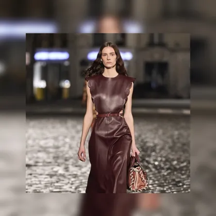 فساتين جلد موضة خريف 2021 لإطلالة جريئة ولافتة