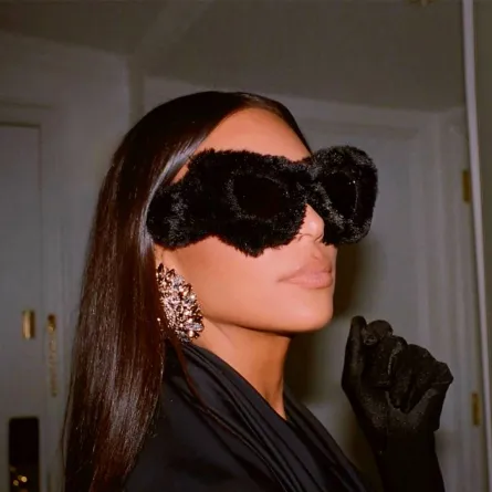 كيم تضع نظارات من الفرو