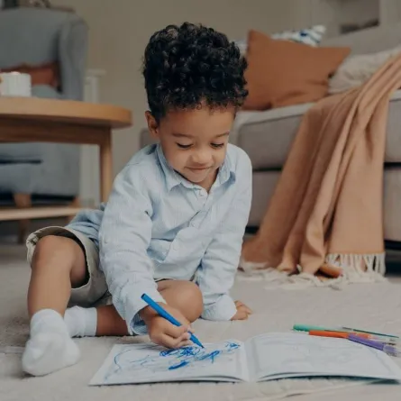 صورة لطفل يرسم