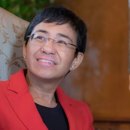 صحافية سعيدة بفوزها بجائزة نوبل