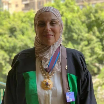 عالمة ترتدي قلادة العلم