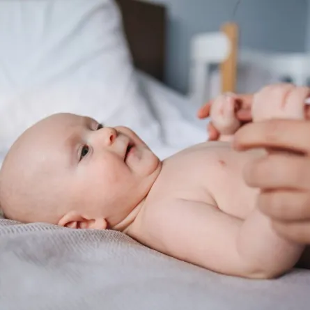 صورة لرضيع يستخدم مرطبات صحية لجلده