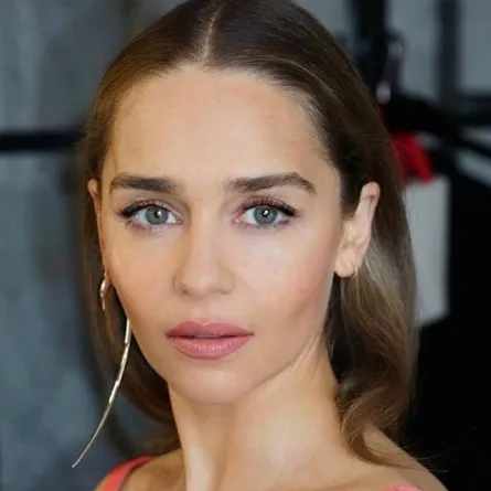 إميليا كلارك بأقراط Hook مفردة