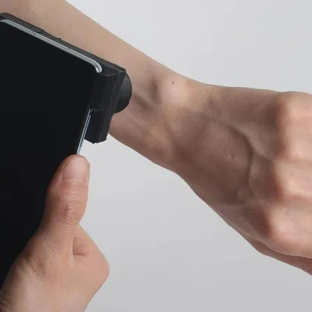  صورة لتجربة الكشف على الأمراض الجلدية باستخدام أداة At Skin