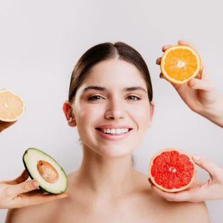 الفرق بين التقشير الكيميائي وتقشير أحماض الفاكهة