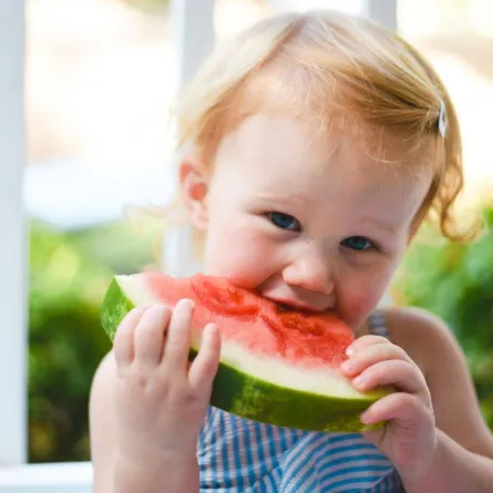 صورة لطفل يأكل البطيخ