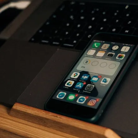 صورة هاتف آيفون موضوع على لاب توب
