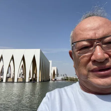 نجيب ساويرس وخلفه قاعة حفل الافتتاح - الصورة من حسابه على تويتر