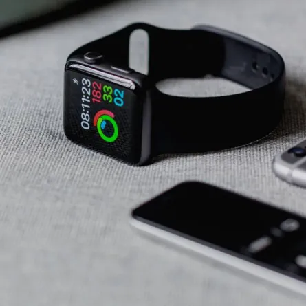 صورة ساعة آبل سيريس 6 وهاتف آيفون