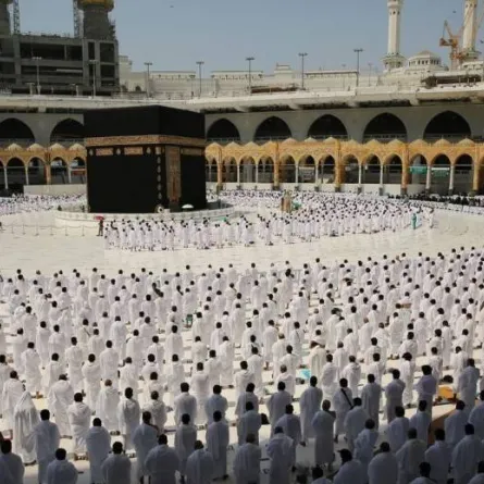 (870) موظفاً وموظفة للتفويج وإدارة الحشود بالمسجد الحرام