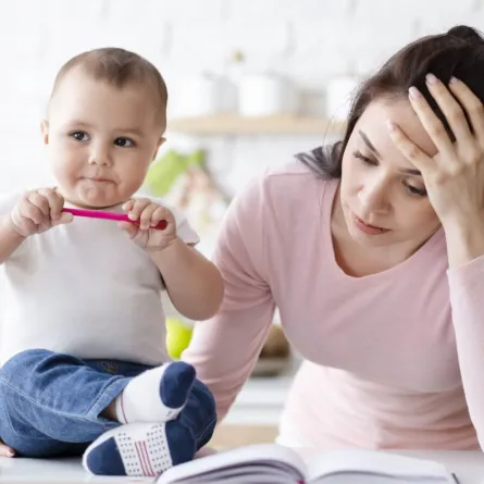 صورة لأم متضايقة من ابنها