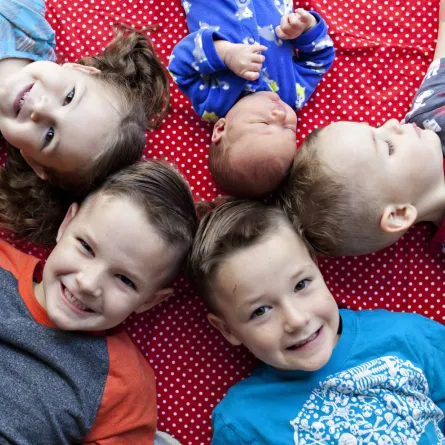 صورة تجمع 5 أطفال