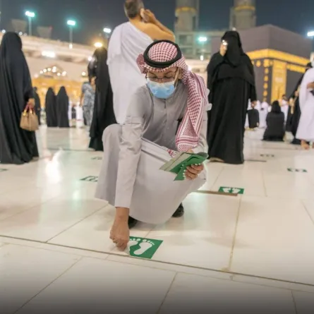 إزالة ملصقات التباعد من الحرم المكي الشريف