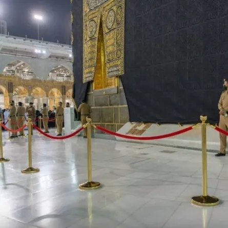استبدال الحواجز البلاستيكية المحيطة بالكعبة المشرفة بأخرى شريطية
