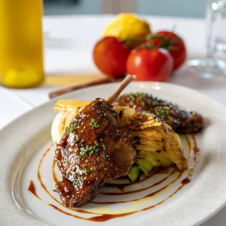 الشيف أنتوني ديمتري والشيف فيصل ناصر في فود فوروارد بموسم فنون الطهي في أبوظبي