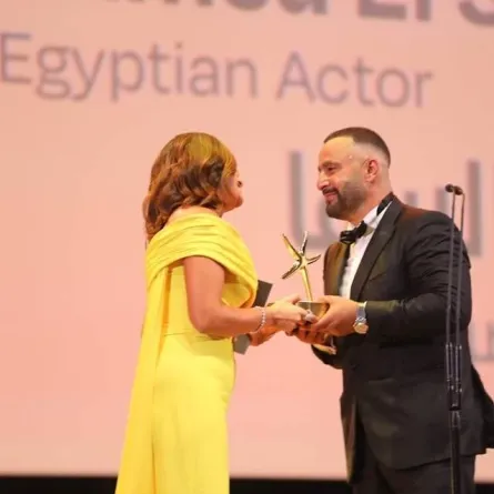 أحمد السقا يتسلم التكريم من هند صبري - الصورة من حساب المهرجان على انستغرام