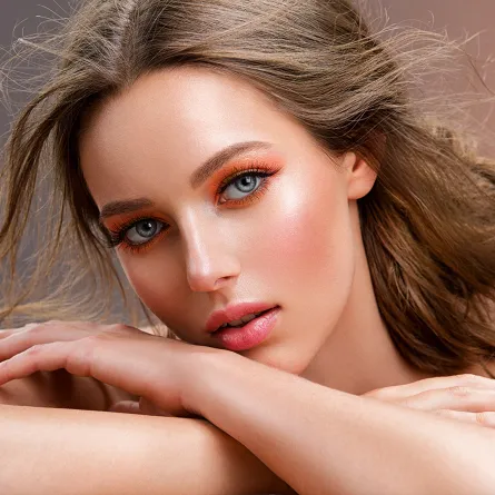 مكياج عيون برتقالي لخريف 2021