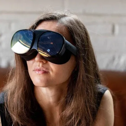 صورة سيدة تستخدم نظارة Vive Flow