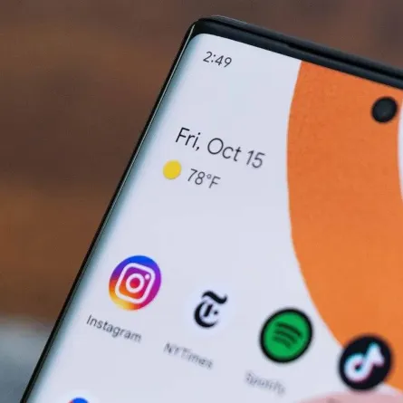 صورة توضح مميزات شاشة هاتف بكسل 6 برو