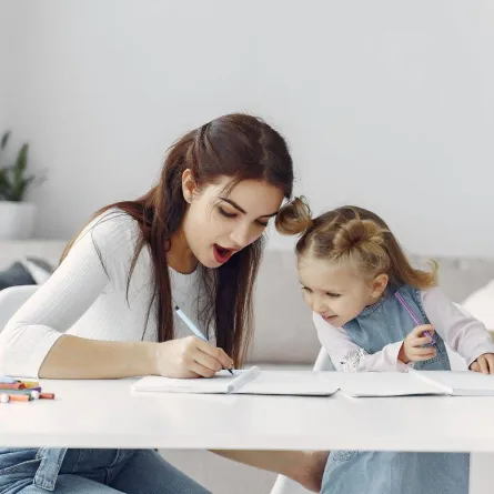 صورة لطفلة مع والدتها وهي تعلمها النطق