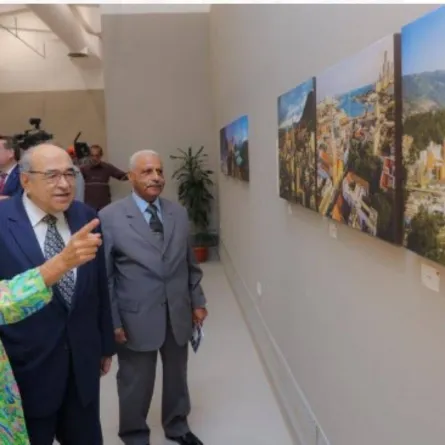 سيدة تشرح المكون المعماري في صور فوتوغرافية