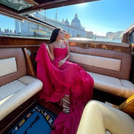 ياسمين صبري بصندل بيج مرصّع بالخرز الأبيض