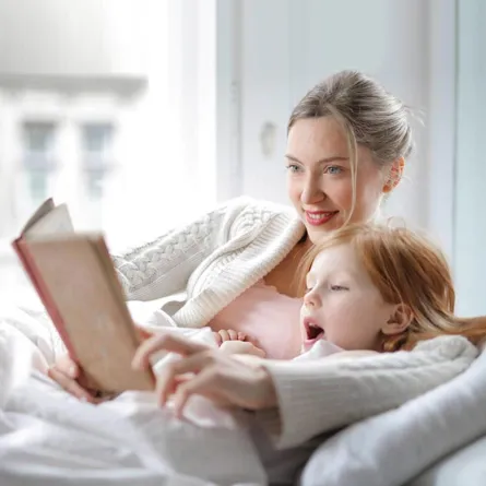 صورة لأم تحكي لطفلتها قصة