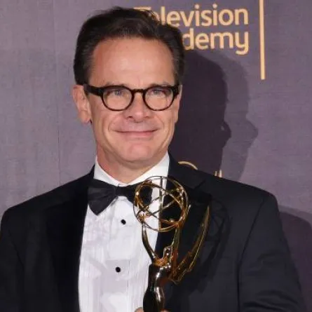 بيتر سكولاري- الصورة من موقع Dead Line