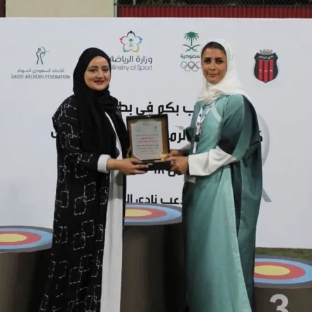 تكريم هناء حلمي مشرفة الألعاب المختلفة النسائية بنادي الرياض من قبل مديرة بطولة كأس الاتحاد للسيدات 