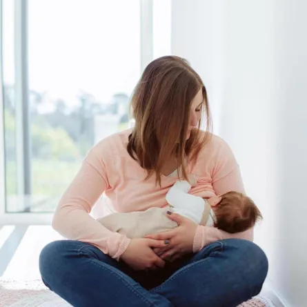 صورة أم ترضع طفلها