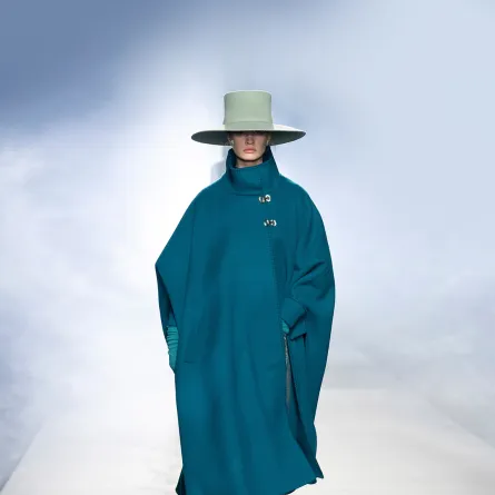 معطف مناسب للمراة العاملة المحجبة