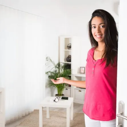 صاحبة العزومة تفتح الباب لضيوفها، بنفسها