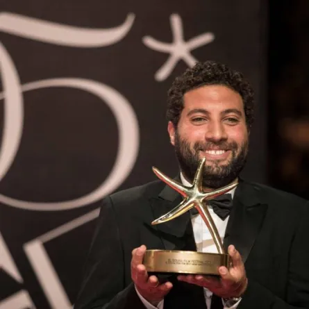 عمر الزهيري متوجا بجائزة مهرجان الجونة - الصورة من حساب مهرجان الجونة على انستغرام