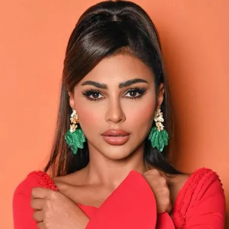 مجوهرات مهيرة عبد العزيز المميزة مع الفستان الأحمر-الصورة من حساب مهيرة عبد العزيز