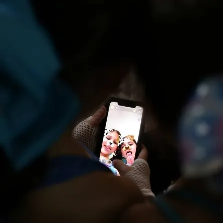 صورة توضح استخدام الأطفال لتطبيق سناب شات