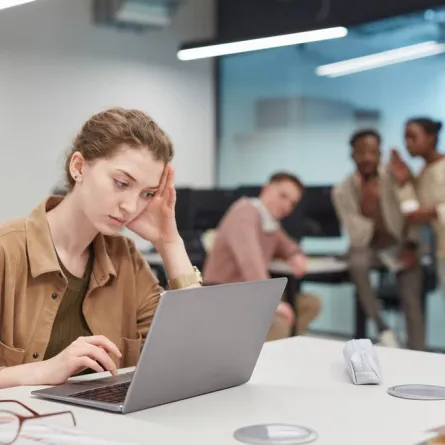 كيف تتعاملين مع المتنمّرين في مقرّ العمل؟