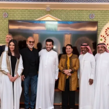 تركي ال الشيخ وصورة تجمعة مع فريق العمل - الصورة من تويتر المستشار تركي ال الشيخ