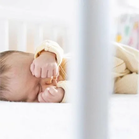 صورة لأم تحاول تهدئة طفلها