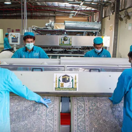 جهود رئاسة الحرين لتنظيف وتعقيم وتعطير سجاد المسجد