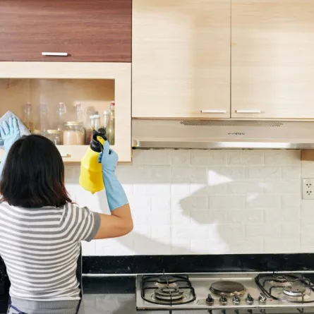 خطوات تنظيف خزائن المطبخ   