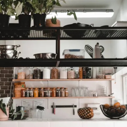 تنسيق الرفوف المفتوحة في المطبخ