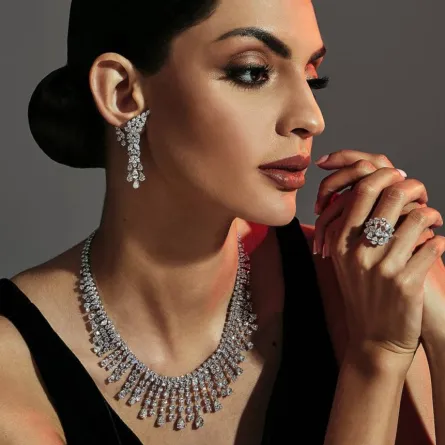 شركات وعلامات تجارية رائدة تستعرض قطعها الفاخرة والنادرة في معرض المجوهرات والساعات 2021 بأبوظبي