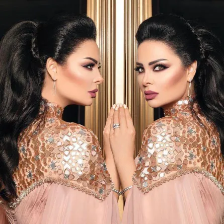 ديانا كرزون بمجوهرات من الذهب الأبيض والألماس