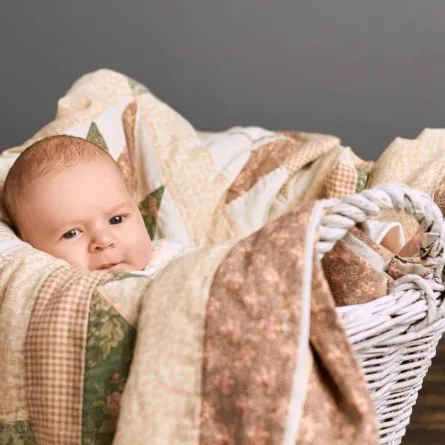 صورة لطفل ملفوف بالأغطية