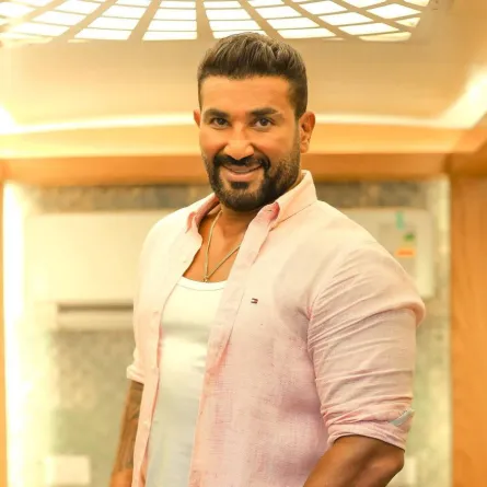 أحمد سعد- الصورة من صفحته الرسمية على الفيس بوك