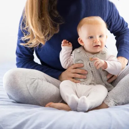 صورة لرضيع يجلس بمساندة الأم