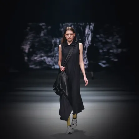 الحذاء الرياضي مع الملابس الرسمية أبرز صيحات الموسم الجديد